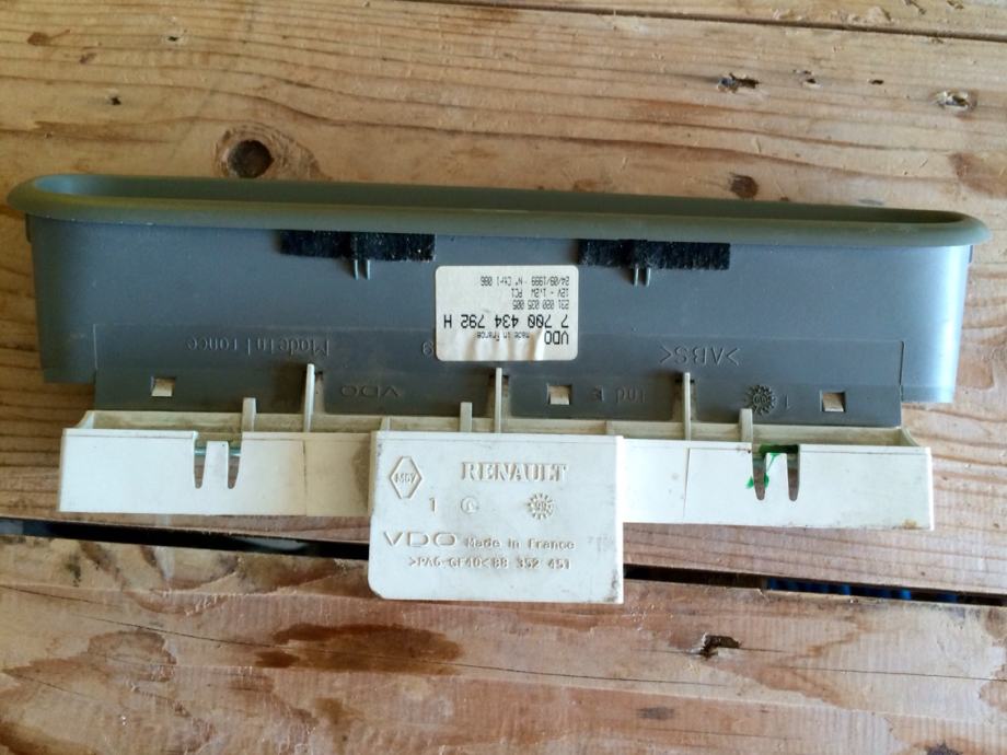 Renault Twingo instrument tabla ( kontrolna ploca )