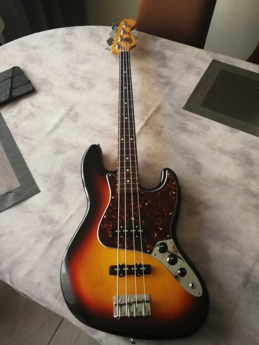 Fender Jazz bass sa tvrdim koferom prodajem ili mijenjam.