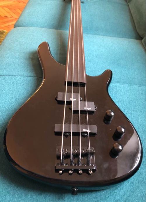 Stagg Fretless Fusion bass