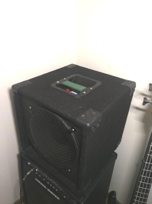 Bas box sa novim zvučnikom Celestion 300 W 8ohm prodaja ili zamjena.