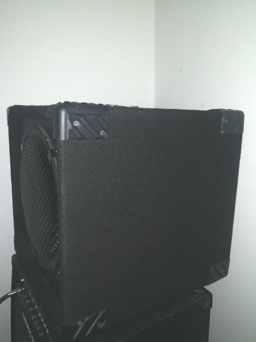 Bas box sa novim zvučnikom Celestion 300 W 8ohm prodaja ili zamjena.