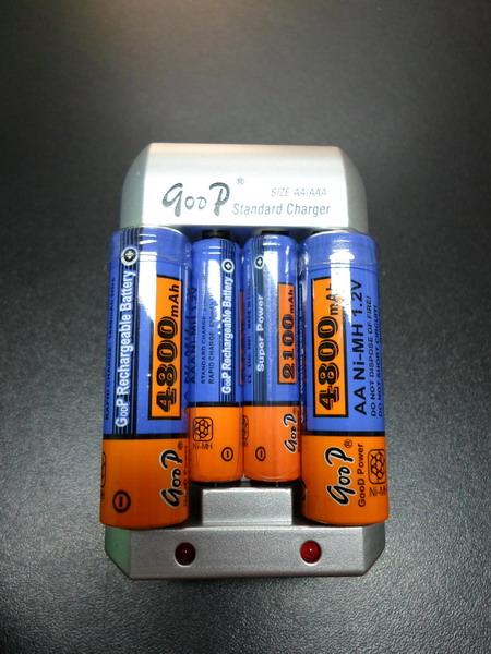 Punjač baterija + 4  baterije