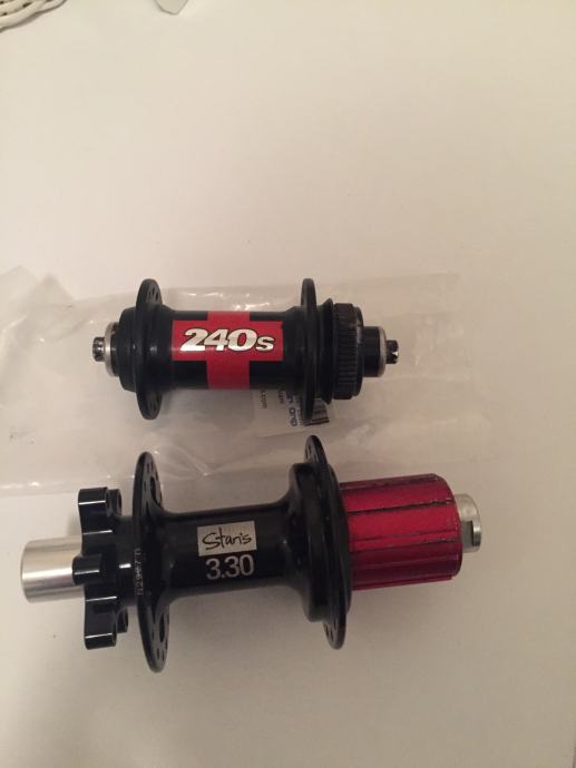 Paire De Moyeux DT Swiss 240s Thirty : Arrière à Cliquet + Avant Fifteen 32h, Disque Center Lock, 12x142