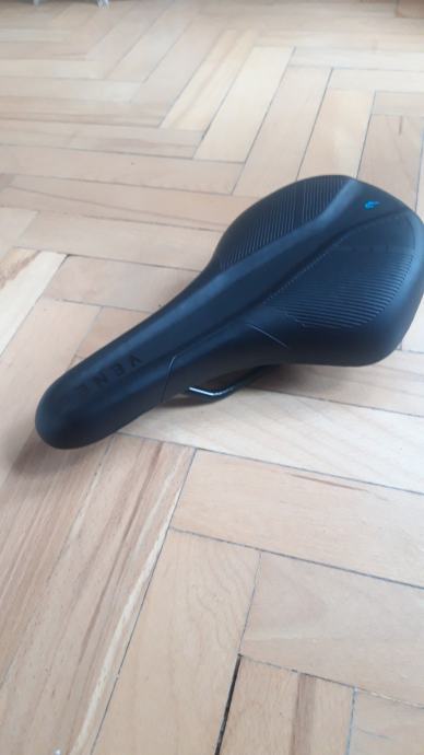 Selle Cube Venec Lite – Noir/Orange – 270x145 Mm – 287g – Neuve