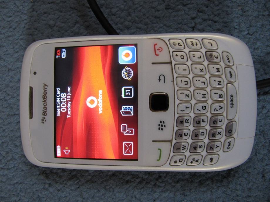 BlackBerry  8520 bijeli - vip i tomato OČUVAN