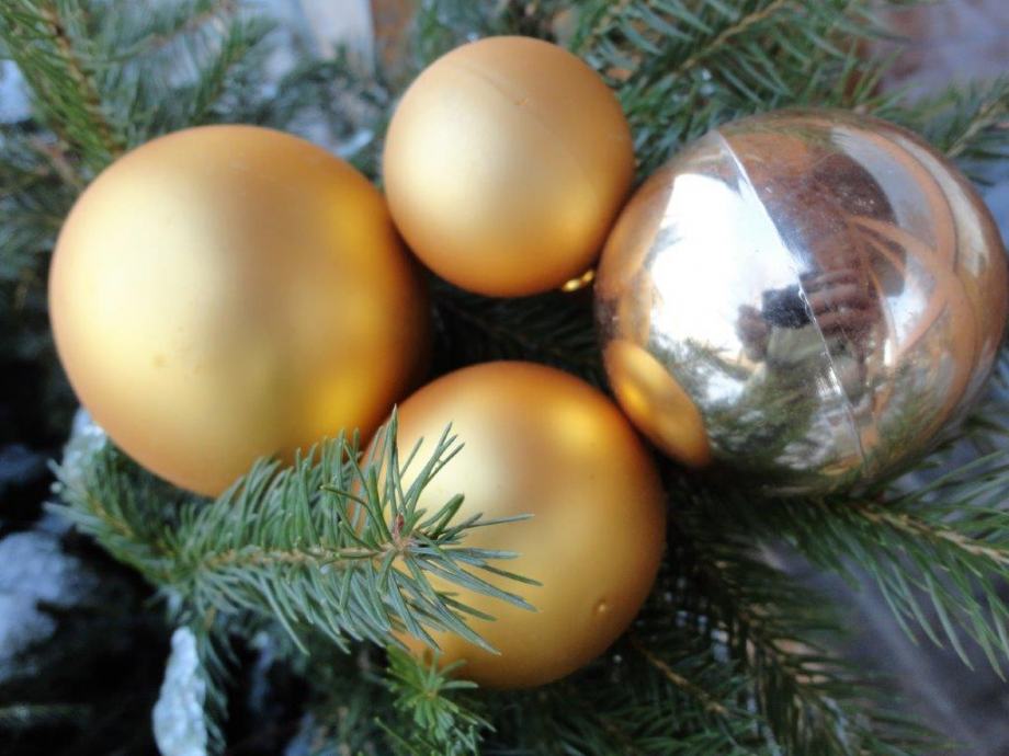 Božićni ukrasi-kuglice,set od 51  kom. zlatne boje
