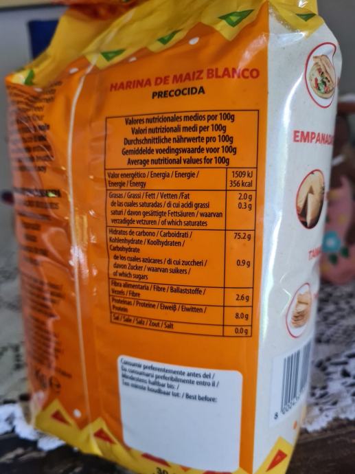 arepa. White corn flower to make arepas /Harina de maiz para arepas