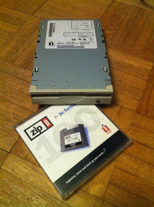 Iomega ZIP100 3,5 uređaj + 1kom diskete ZIP100