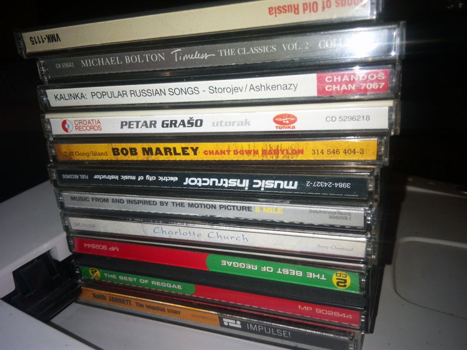 Kolekcija od 8 glazbena cd-a različitih žanrova .. Može i pojedinačno