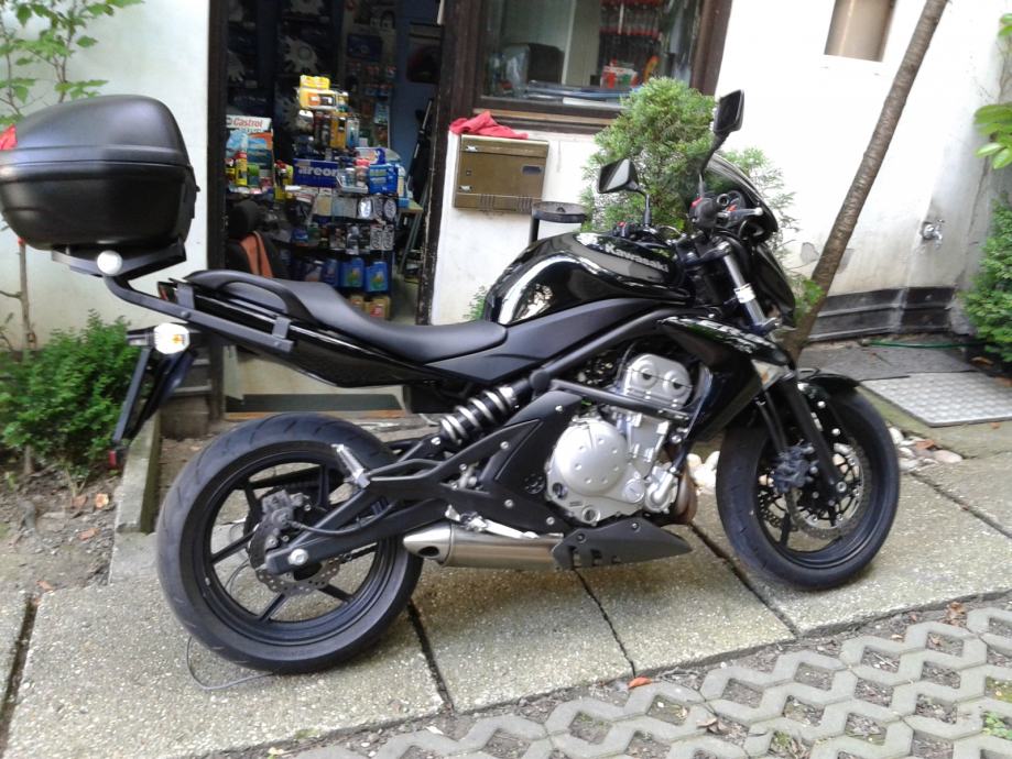 Kawasaki er 6 n crni,kao nov.2008 god originalni 8800 km 3900 eura, 2008 god.