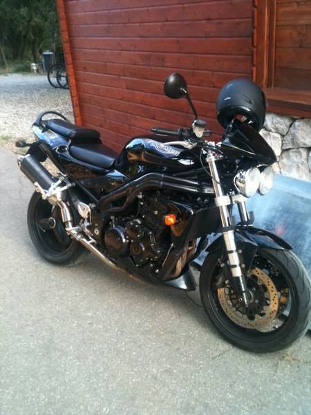 Triumph speed triple 955 cm3, 2004 god.