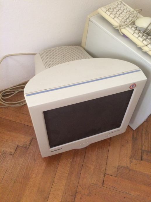 Poklanjam Samsung monitor 17 inch SyncMaster 755DFX