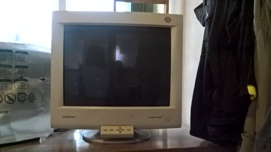 Samsung SyncMaster 1100P Plus - CRT 