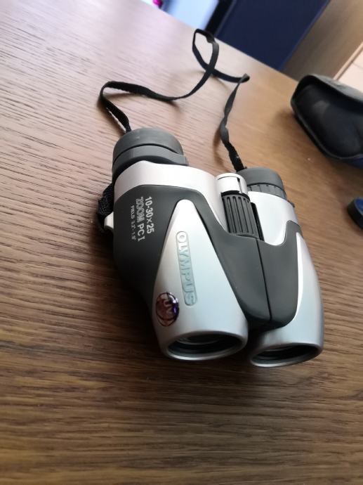 Olympus 10-30x25 Zoom Fernglas – Kompakt, Mit Tasche, Verstellbarer Augenabstand, Für Reisen & Sport