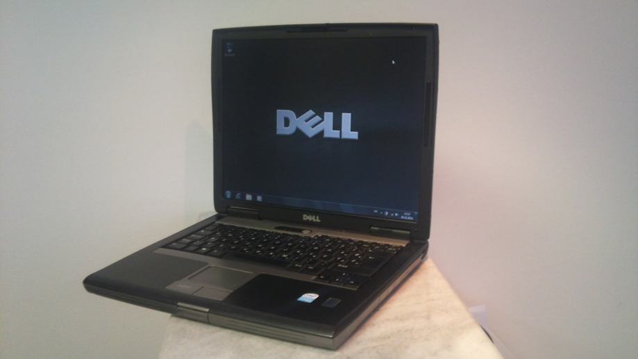 Dell D520 sa serijskim rs232 portom, sa punjačem
