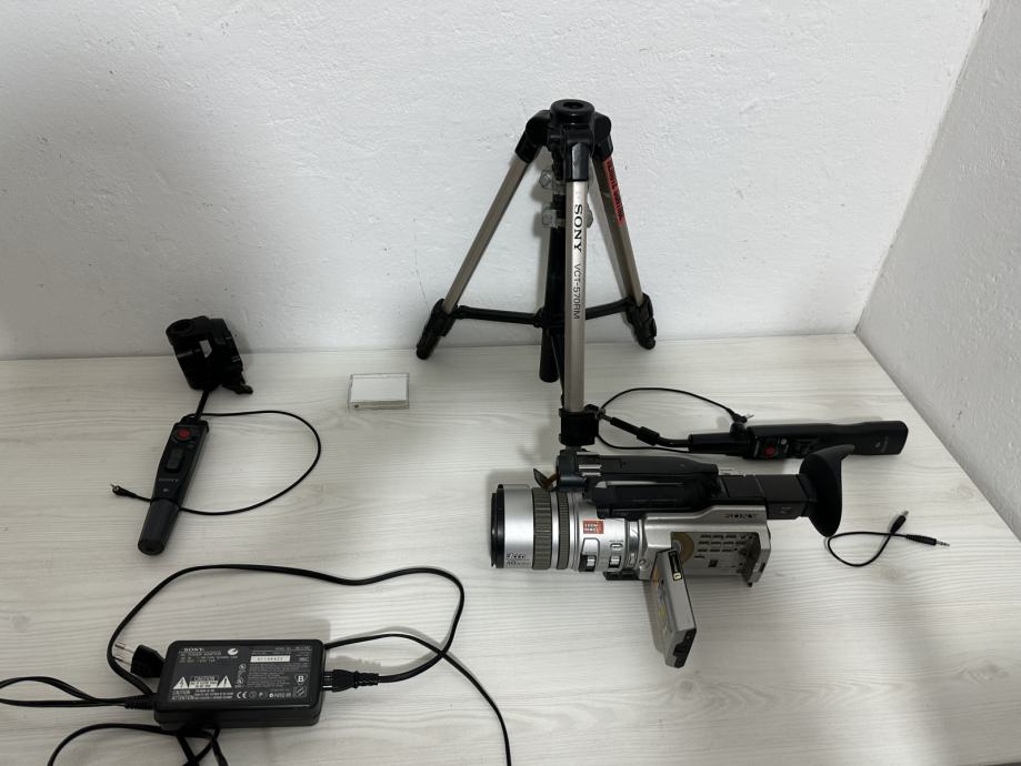 Kamera Sony DCR-VX2000E,orginal punjac+baterija,kazetica,stativ