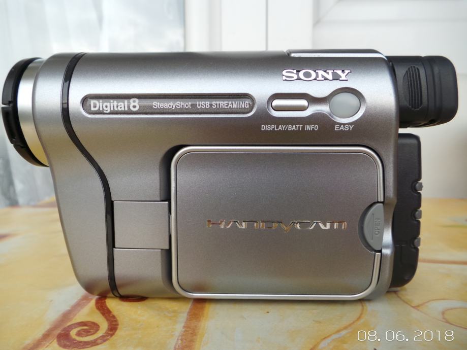 Sony Digital 8 DCR-TRV270E, kao nova, par puta korišteno.