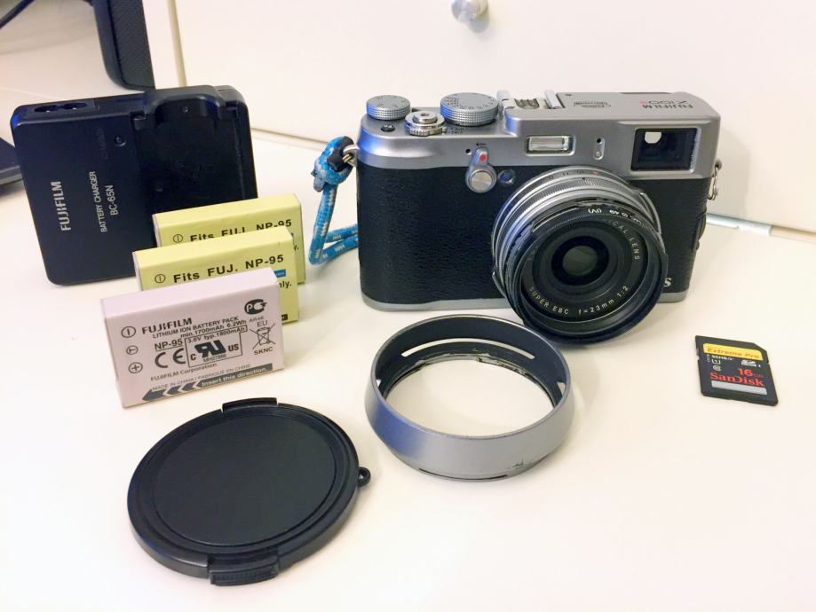 Fuji X100S s LH-X100 lens hood i UV filterom