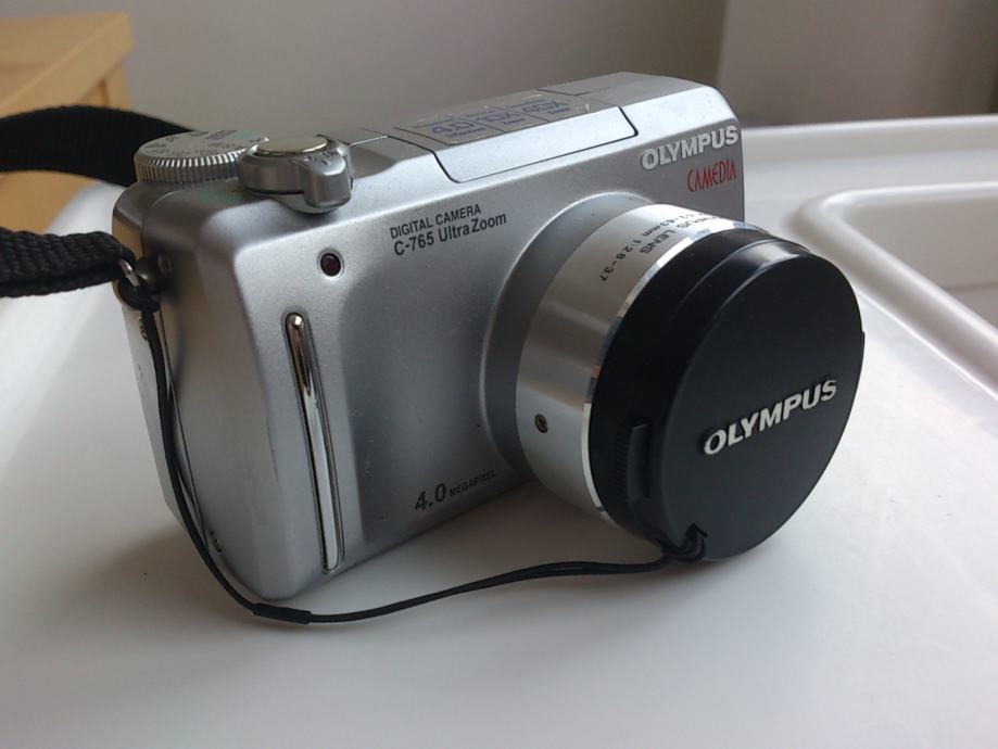 Olympus C765 Ultra Zoom kompaktni fotoaparat + gratis stolni stalak