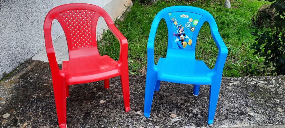 Plastične stolice- očuvano!