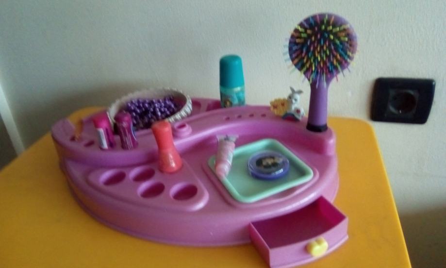 Igračka barbie toaletni stol