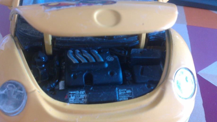 Volkswagen New Beetle (1998) gris argent 1/18, Burago - Collection
