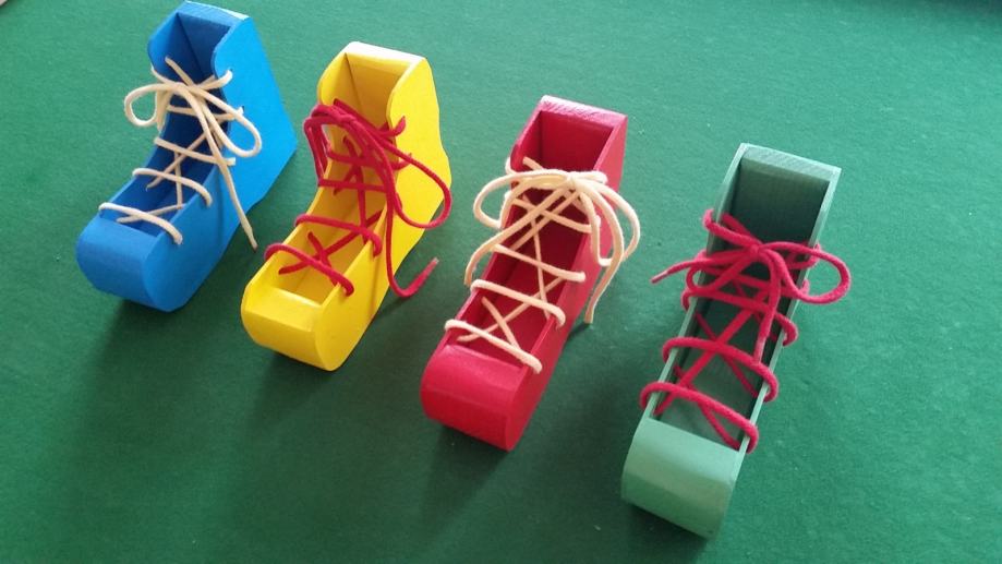Cipelić  - drvena didaktička igračka za uvježbavanje i učenje vezanja