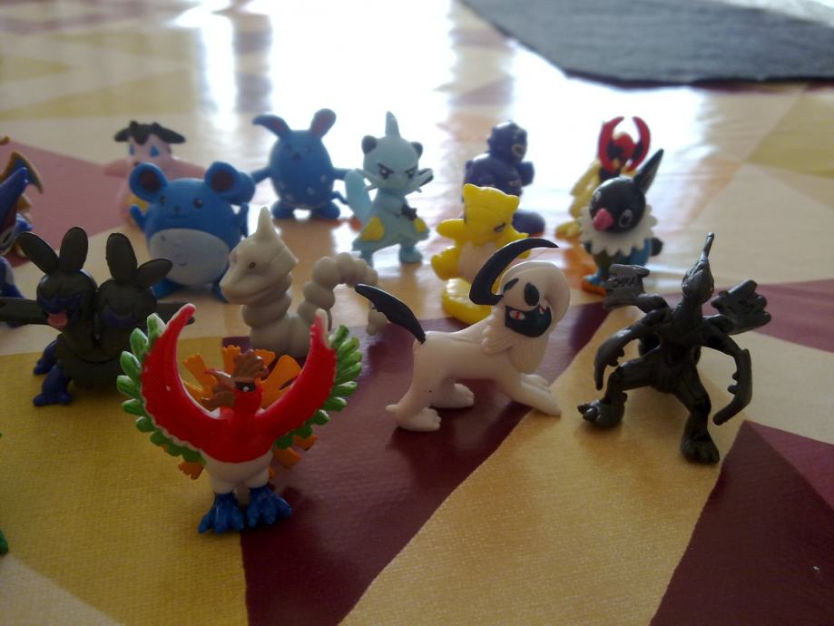 Pokemon figurice 25 komada