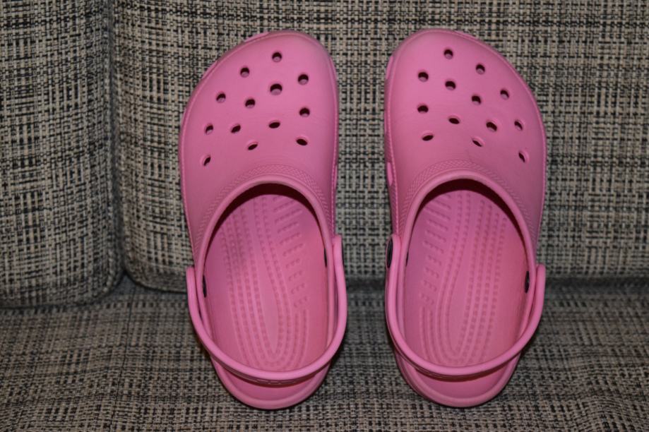 Crocs C 12-13, nošene kao kućne papuče
