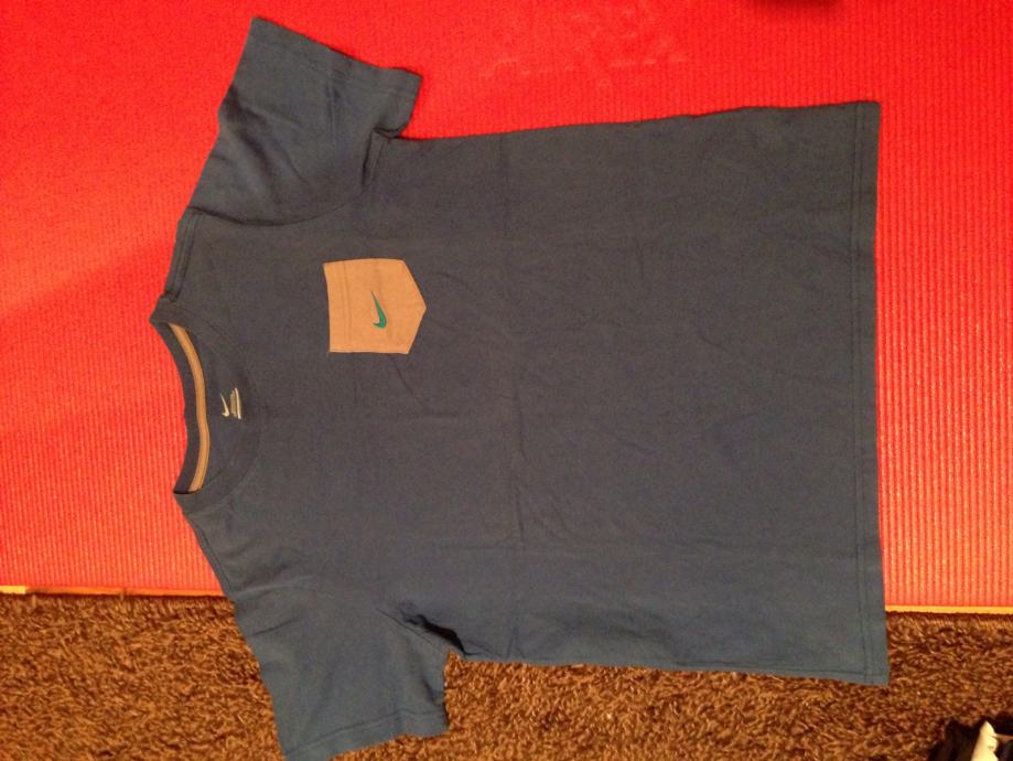 Nike majica(rabljena,malo isprana,ali super stanje)vel.152-158