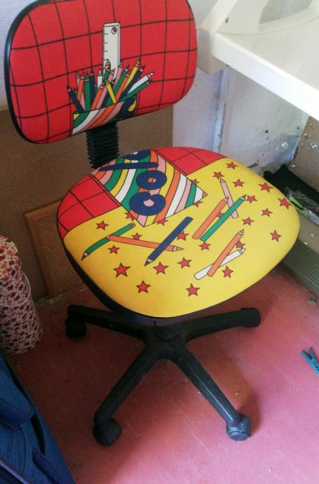 Dječja stolica u stilu uredske stolice