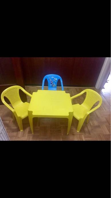 Dječje plastične stolice i stol
