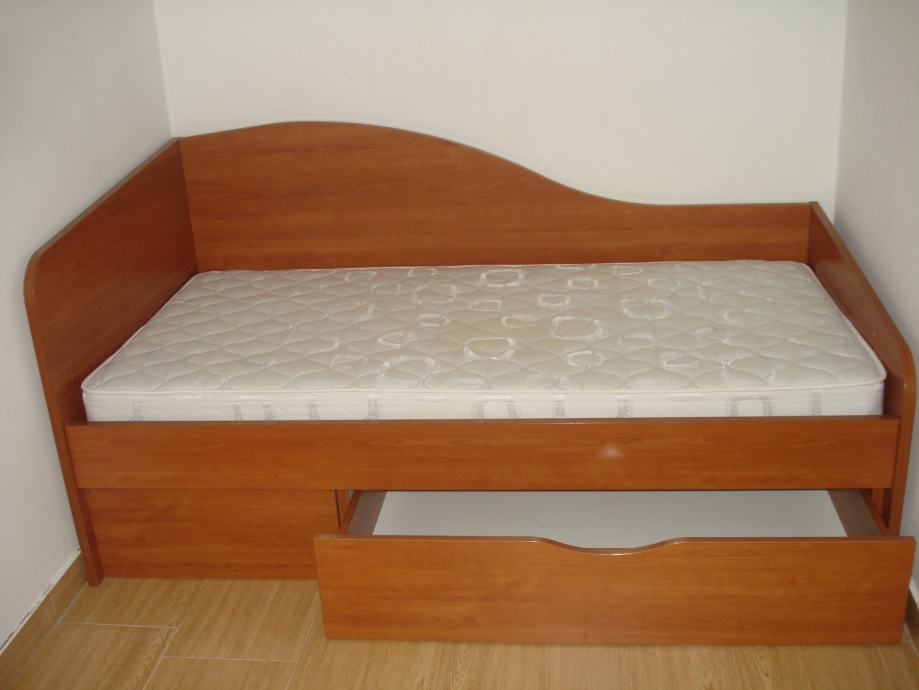 Krevet dimezija:180x90 cm