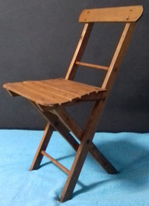 mala stara drvena stolica