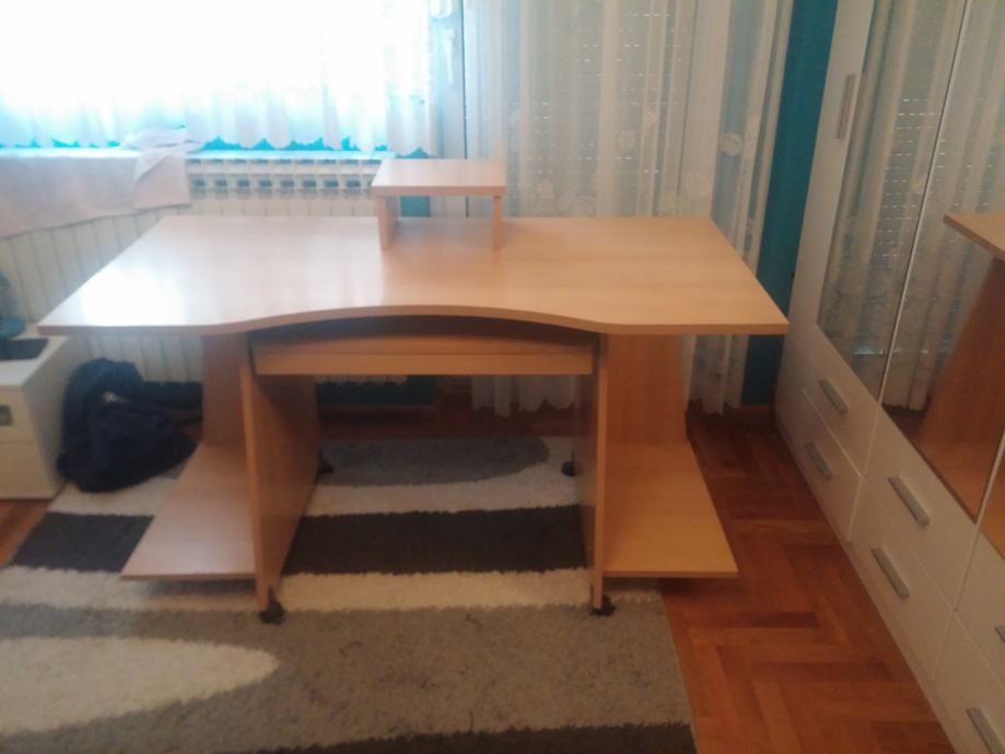 Radni stol dimenzija 140x70 cm
