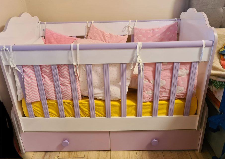Dječji krevetić s posteljinom, zaštitom za ogradu i madracem