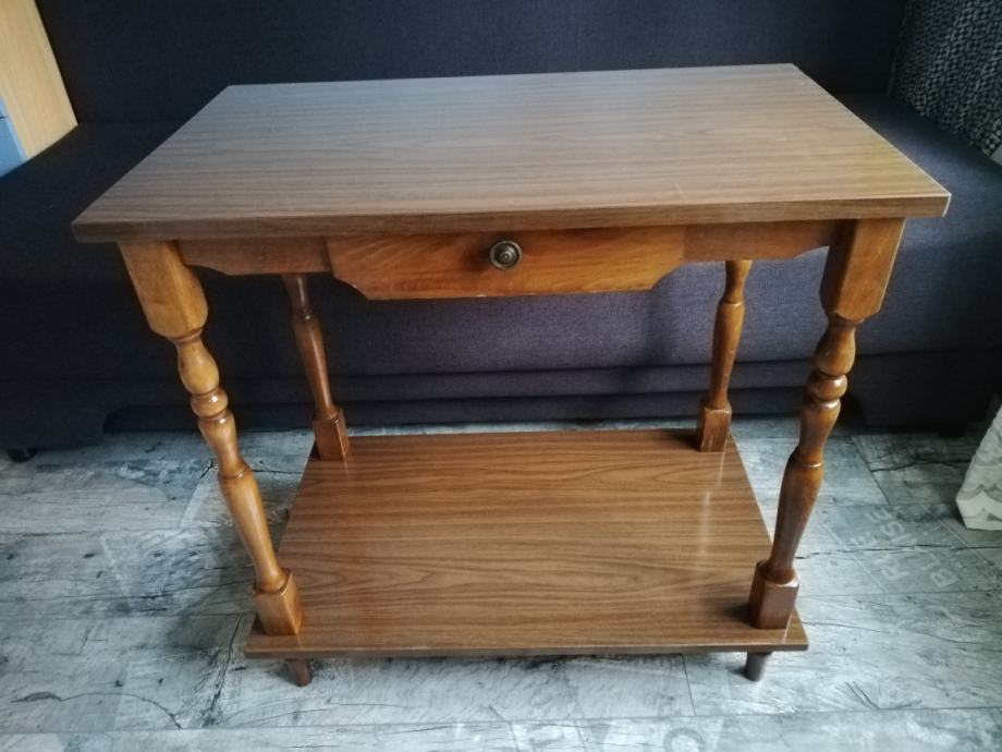 Stari drveni stolić
