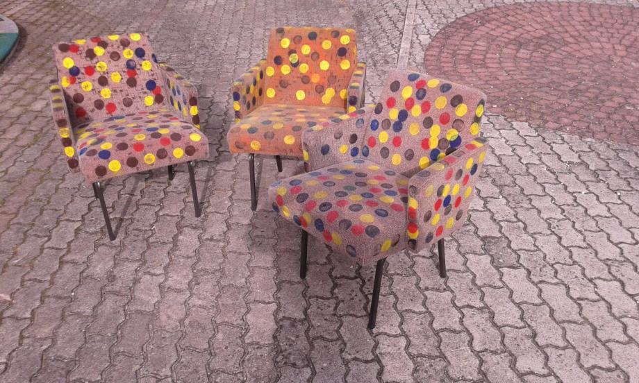 Vintage fotelje, šarene udobne tapecirane stolice, retro dizajn, 60s