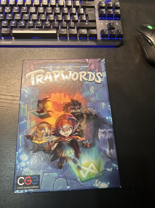 IELLO Trapwords - Gioco Da Tavolo In Versione Francese, Per 4-8 Giocatori, 30 Minuti, Età 8+, Gioco Di Parole E Sfida A Squadre, Divertente Per Famiglie E Amici