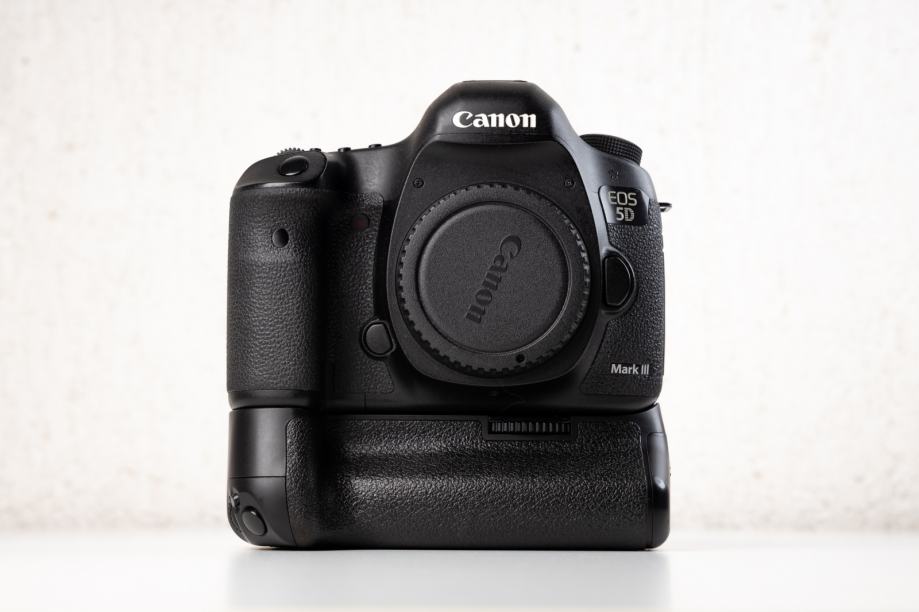Canon 5D Mark III sa battery gripom