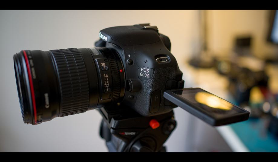 Canon 600d + Tripod + Remote Shutter + Lens Hood