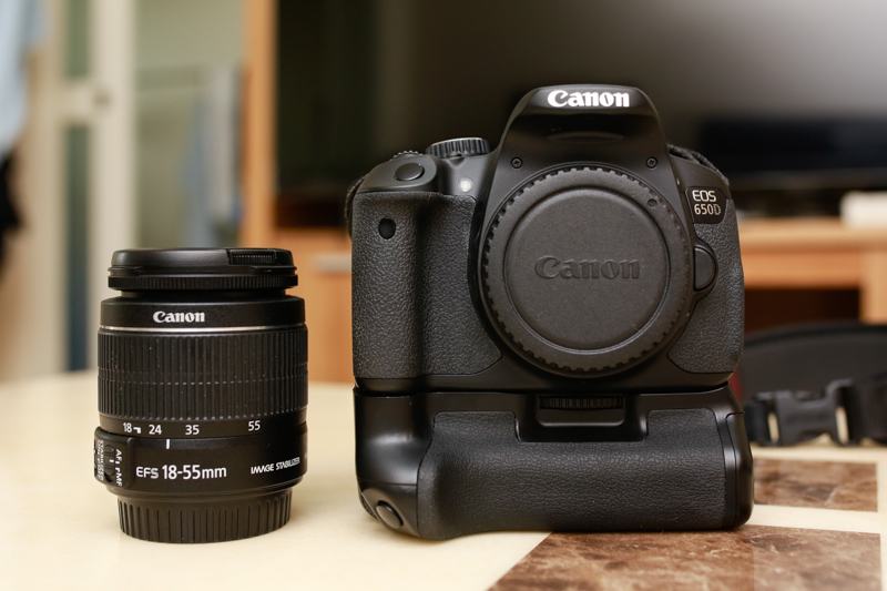 Canon DSLR 650d + 18-55mm IS STM + Stalak + Mikrofon + Battery Grip