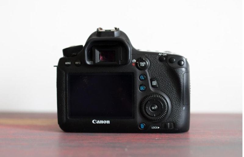  Canon  6D  Full frame 20mpx FullHD ISO 102400