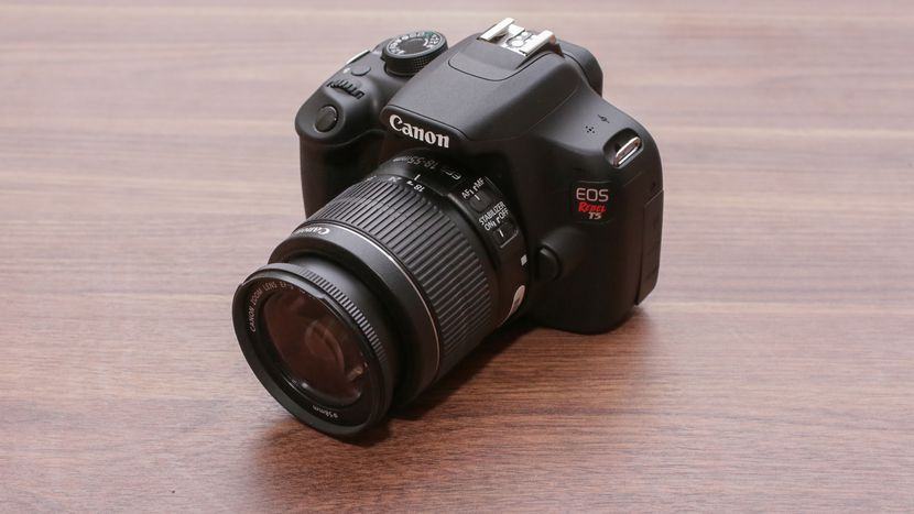 Canon EOS Rebel T5 sa 18-55mm i dodatnom opremom