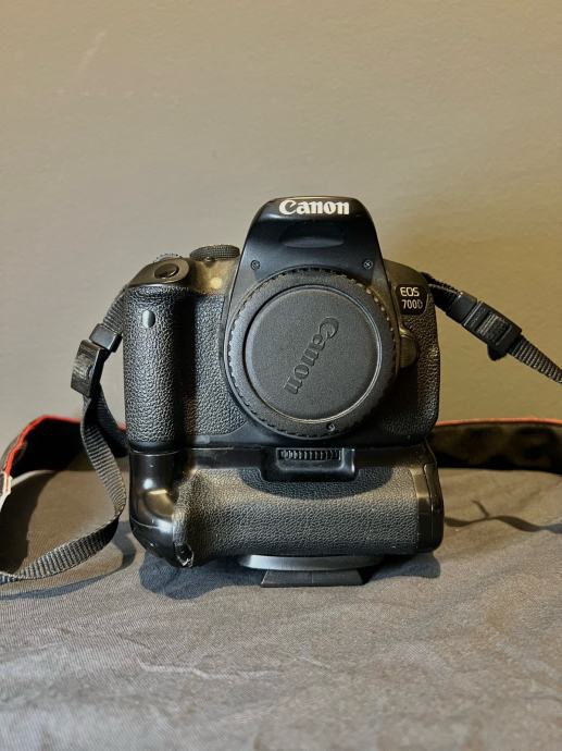 Canon EOS 700d + 18-55mm + grip s dodatnim baterijama