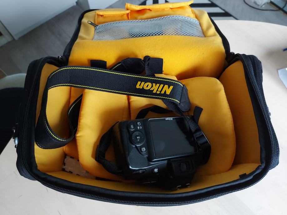 Nikon D3400 s dva objektiva, bljeskalicom i torbom POPUST