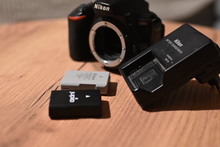 Nikon D5600 + SD card + Dodatna baterija