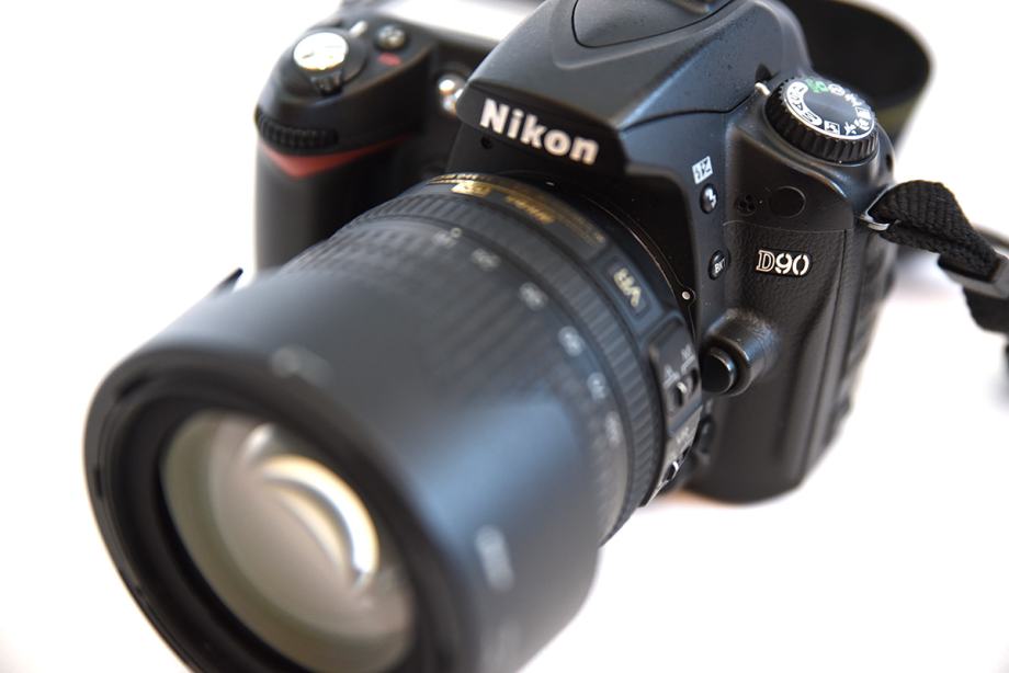 Nikon D90 + 18-105 VR Kit