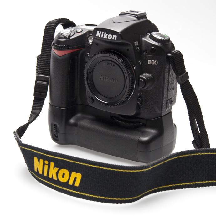 Nikon D90 + Grip + 2 baterije