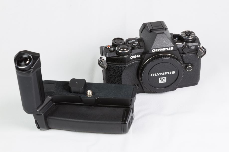 Olympus OMD EM5 II (3 baterije i battery grip ukljucen)